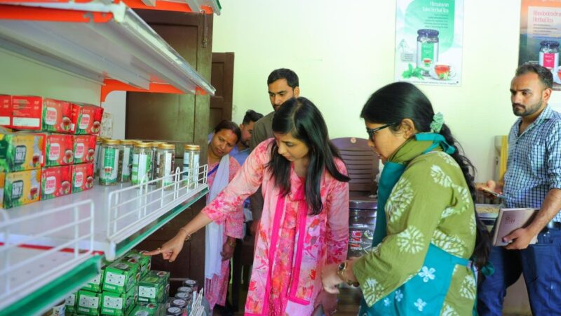 दुगड्डा ग्रोथ सेंटर में मसाला व हर्बल चाय यूनिट का निरीक्षण, सेमी-ऑटोमेशन व ऑनलाइन बिक्री के निर्देश