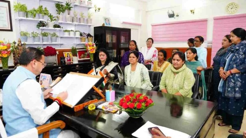 सीएम धामी से मिला आंगनबाड़ी कार्यकत्रियों का प्रतिनिधि मंडल, आश्वासन पर हड़ताल स्थगित