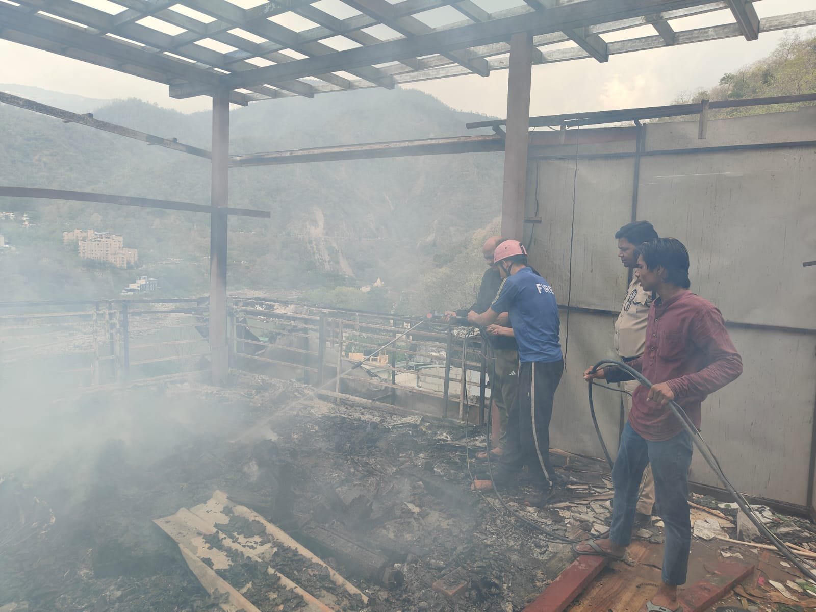 अग्निशमन टीम की त्वरित कार्रवाई से टला बड़ा खतरा, होटल के टॉप फ्लोर में लगी आग पर समय रहते पाया काबू