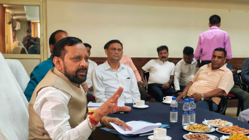 कोटद्वार : सफाई कर्मचारी आयोग के उपाध्यक्ष ने नगर निगम सभागार में ली अधिकारियों की बैठक