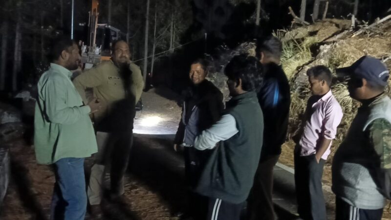 तेज आंधी-तूफान से गिरा पेड़ बना बाधा, पुलिस व SDRF टीम ने त्वरित कार्यवाही कर बहाल कराया यातायात