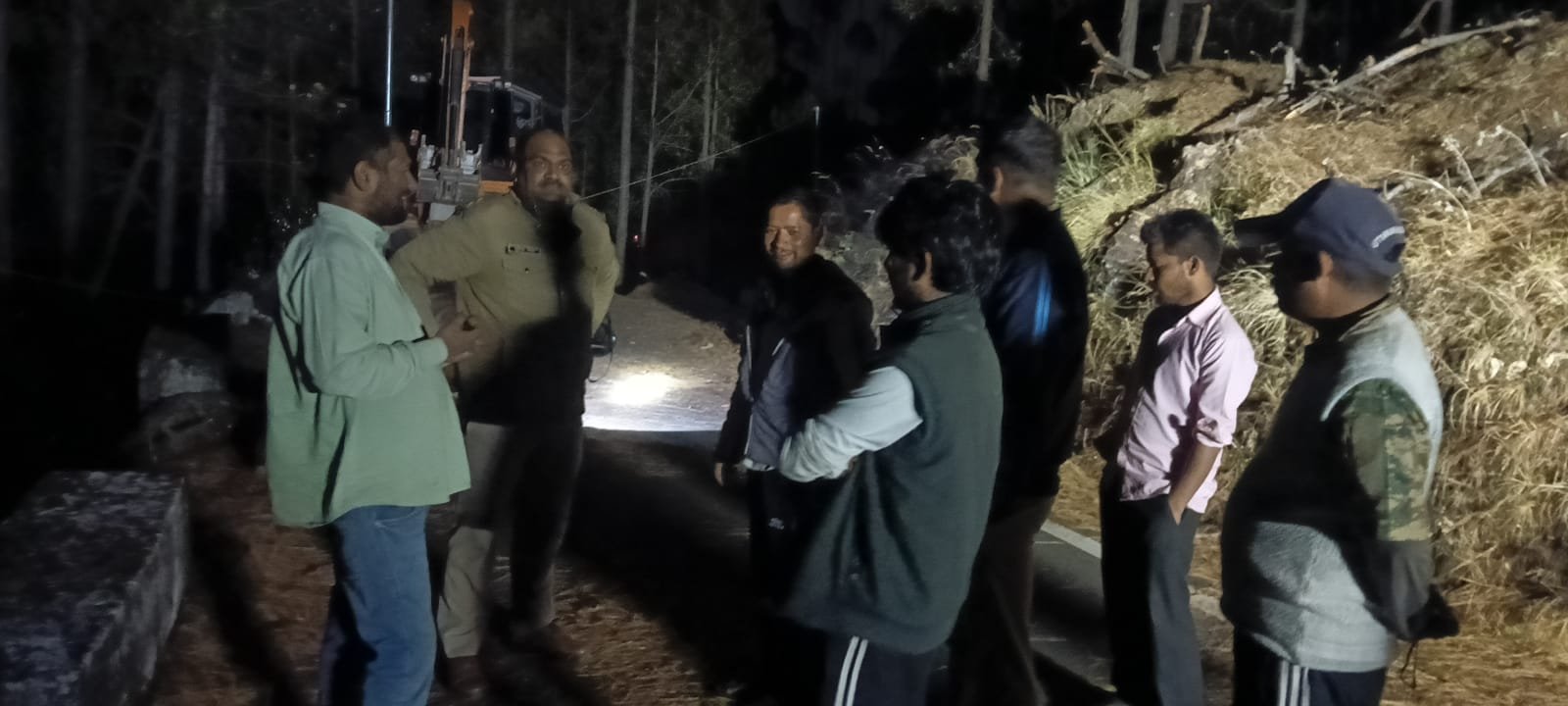 तेज आंधी-तूफान से गिरा पेड़ बना बाधा, पुलिस व SDRF टीम ने त्वरित कार्यवाही कर बहाल कराया यातायात