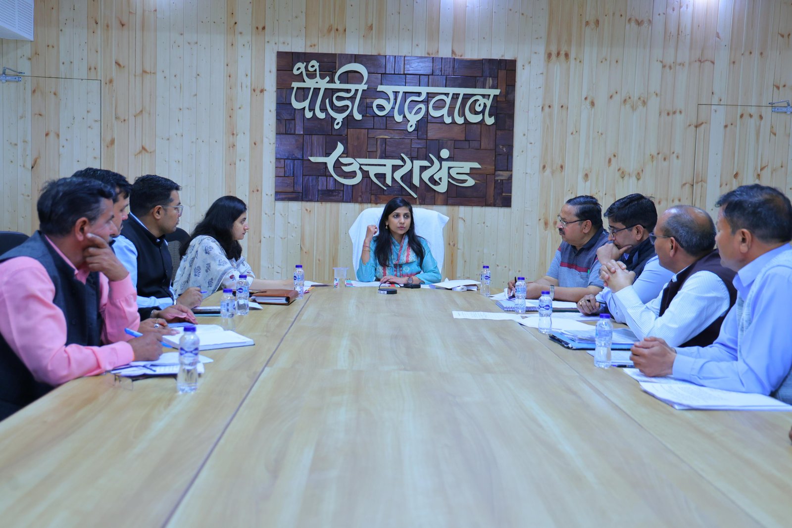 डीएम स्वाति एस. भदौरिया ने स्मारकों के संरक्षण और परिजनों की समस्याओं के त्वरित समाधान के दिए निर्देश