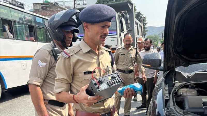 पौड़ी पुलिस की बड़ी कार्रवाई, हाईवे पर अवैध हूटर बजाने वाले वाहन चालक पर जुर्माना