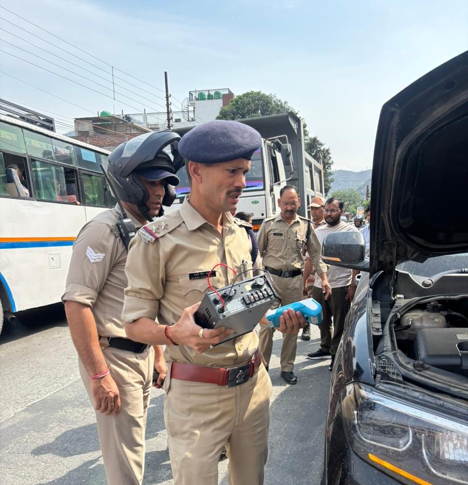 पौड़ी पुलिस की बड़ी कार्रवाई, हाईवे पर अवैध हूटर बजाने वाले वाहन चालक पर जुर्माना