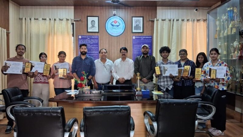 कोटद्वार डिग्री कॉलेज के पत्रकारिता एवं जनसंचार विभाग में विजयी प्रतिभागियों को किया गया पुरस्कृत