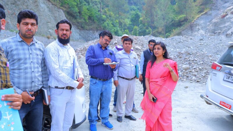 गुमखाल–सतपुली हाईवे से लेकर पेयजल योजनाओं तक डीएम ने परखी व्यवस्थाएं, अधिकारियों को दिए सख्त निर्देश