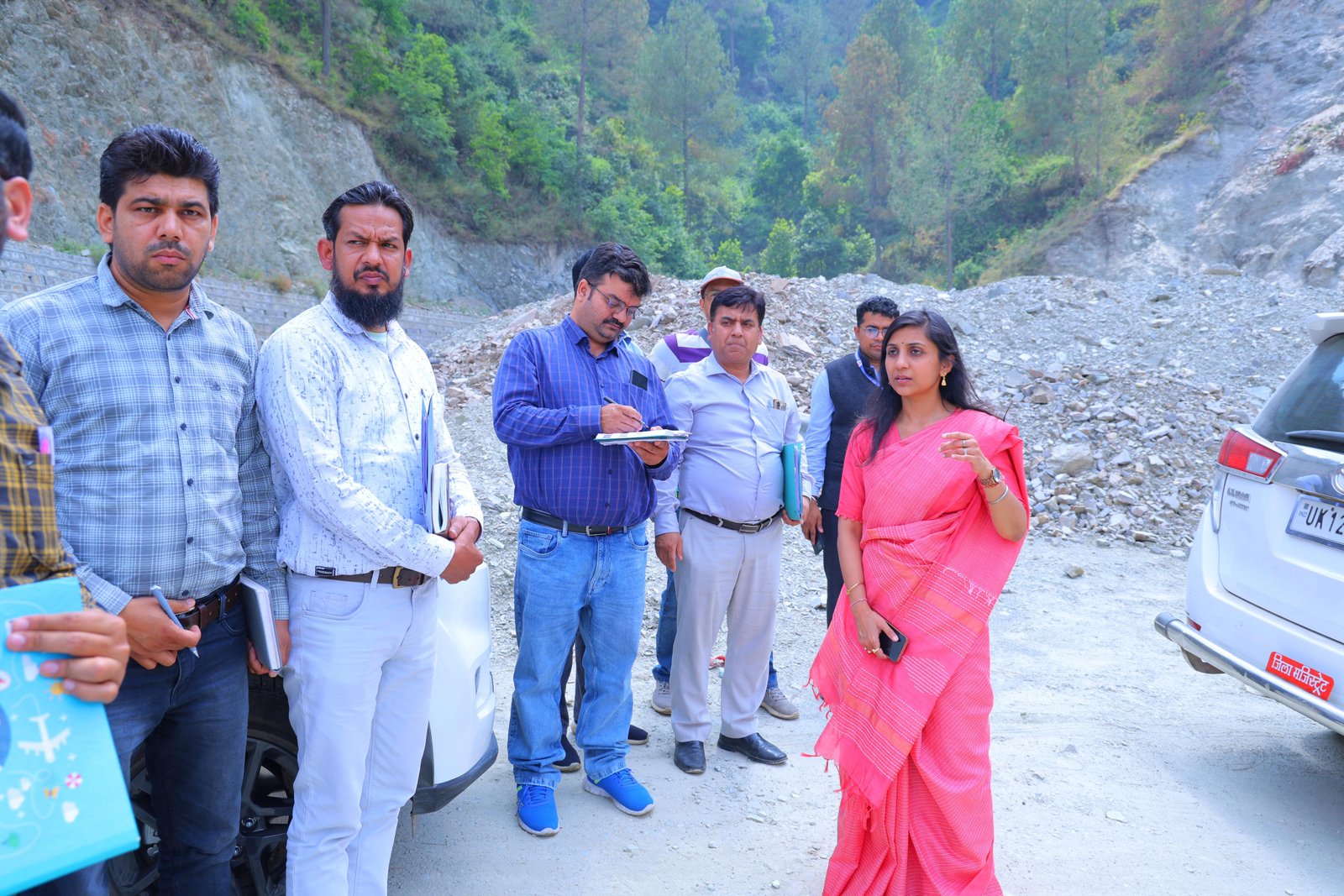 गुमखाल–सतपुली हाईवे से लेकर पेयजल योजनाओं तक डीएम ने परखी व्यवस्थाएं, अधिकारियों को दिए सख्त निर्देश