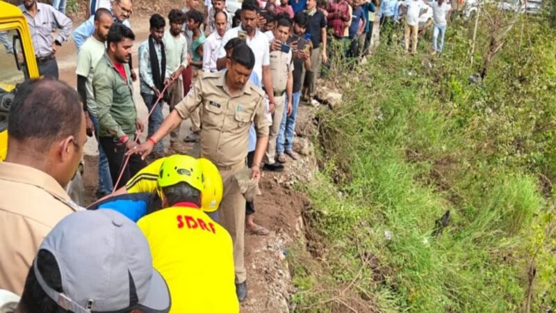 पौड़ी गढ़वाल : 120 मीटर गहरी खाई में गिरी जेसीबी, चालक की मौत
