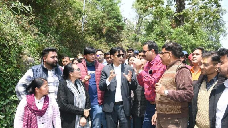 कृष्णापुर में भूस्खलन व बोल्डरों से निपटने के लिए कुमाऊं आयुक्त ने किया स्थलीय निरीक्षण