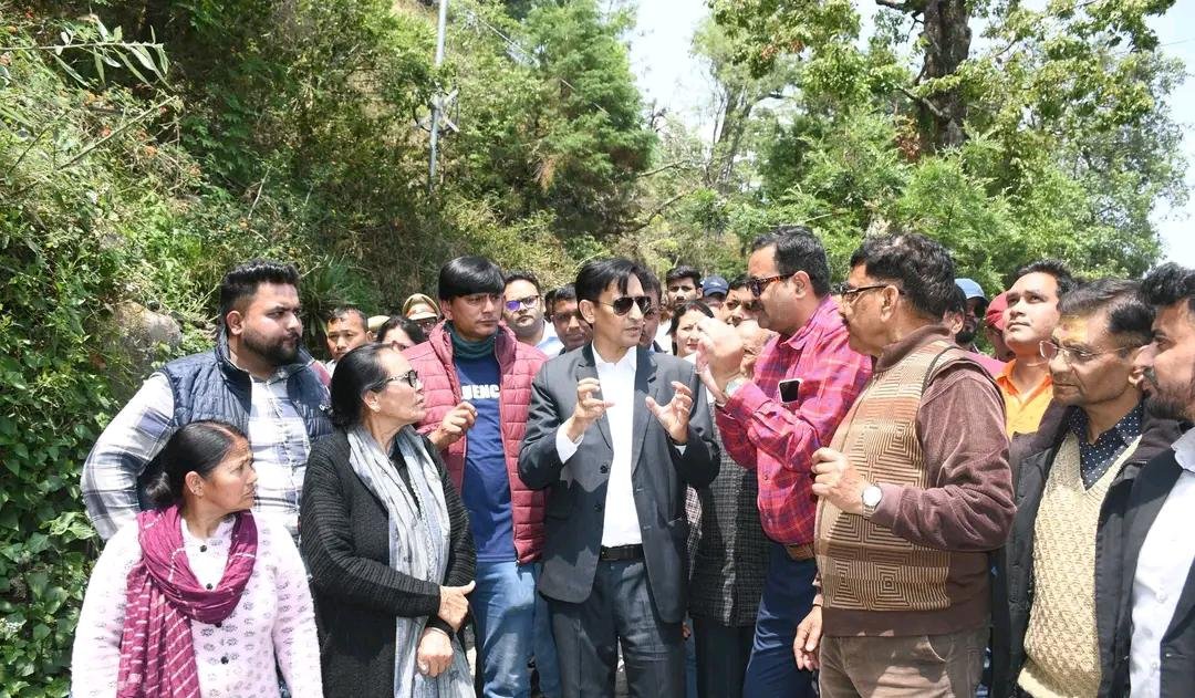 कृष्णापुर में भूस्खलन व बोल्डरों से निपटने के लिए कुमाऊं आयुक्त ने किया स्थलीय निरीक्षण