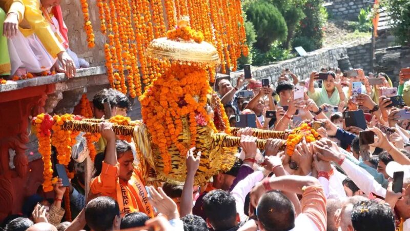 बम-बम भोले के जयकारों से गूंज उठा गोपेश्वर, मूल धाम के लिए रवाना हुई बाबा रुद्रनाथ की उत्सव डोली