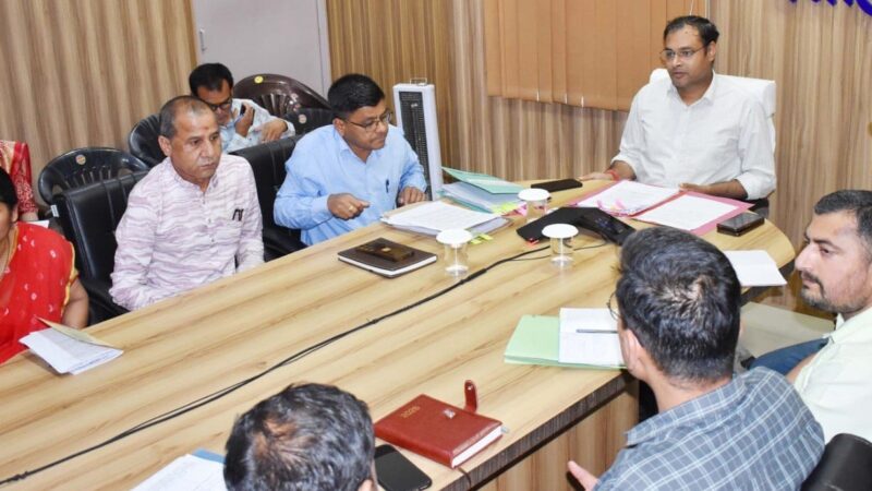 चमोली में कूड़ा प्रबंधन व्यवस्था होगी और सख्त, नियम तोड़ने वालों पर कार्रवाई के निर्देश, डीएम गौरव कुमार बोले – नगरीय क्षेत्रों को बनाया जाए डम्पसाइट शून्य