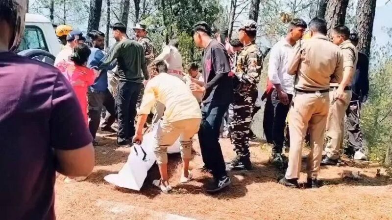 नैनीताल में गहरी खाई में गिरी कार; माता-पिता, बेटा-बेटी और ड्राइवर समेत 5 की मौत