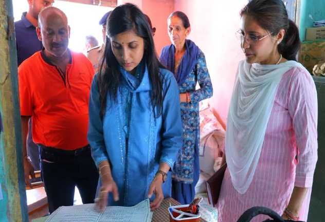 कमेड़ा गांव पहुंचीं DM, विकास योजनाओं की जमीनी हकीकत परखी