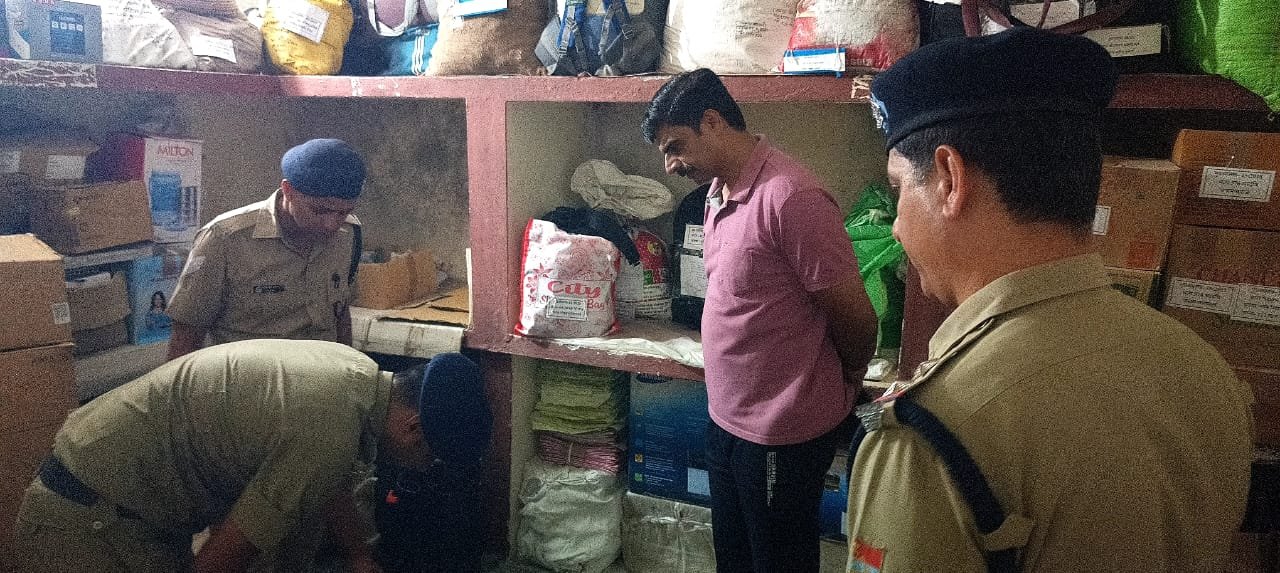 अपर पुलिस अधीक्षक मनोज कुमार ठाकुर ने थाना धुमाकोट का किया औचक निरीक्षण, दिए निर्देश