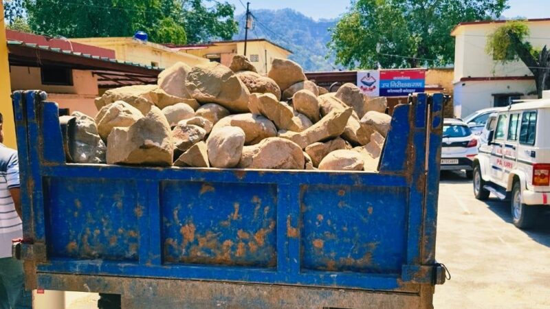 कोटद्वार : अवैध खनन के विरुद्ध पुलिस की कार्यवाही, खनन सामग्री से भरा ट्रैक्टर-ट्रॉली सीज