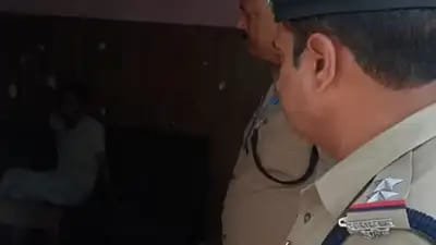 कमरे का दरवाजा तोड़ा तो उड़ गए होश, बेड पर मृत मिले युवक और युवती