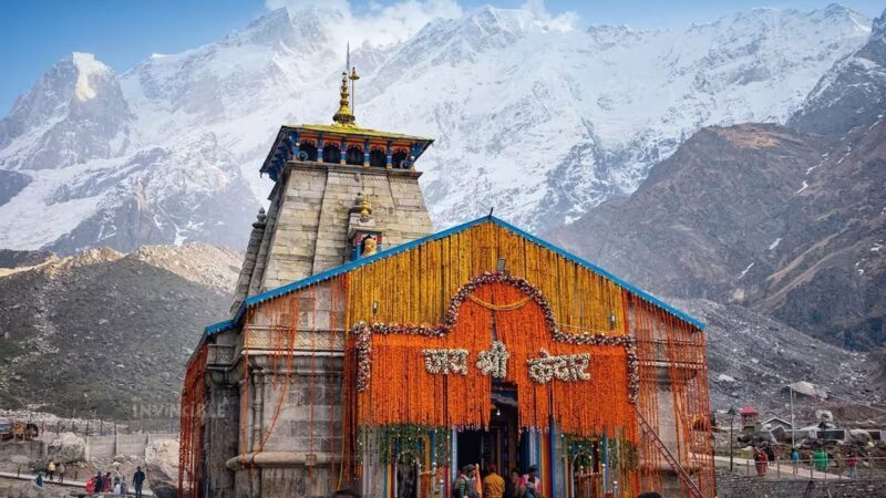 भारी बारिश के चलते केदारनाथ यात्रा अस्थायी रूप से स्थगित, यात्रियों को सुरक्षित स्थानों पर रोका गया