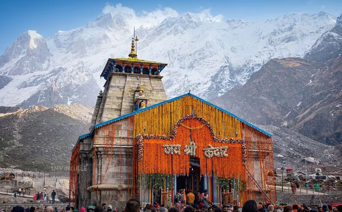भारी बारिश के चलते केदारनाथ यात्रा अस्थायी रूप से स्थगित, यात्रियों को सुरक्षित स्थानों पर रोका गया