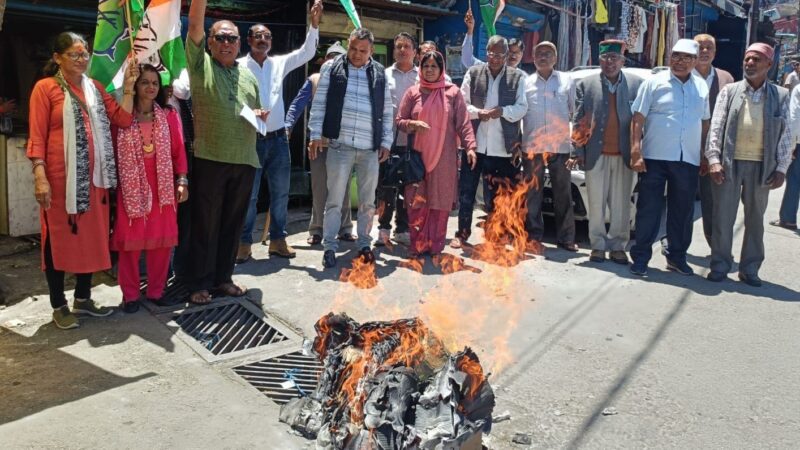पेट्रोल-डीजल कीमतों में बढ़ोतरी के खिलाफ कांग्रेस का हल्लाबोल