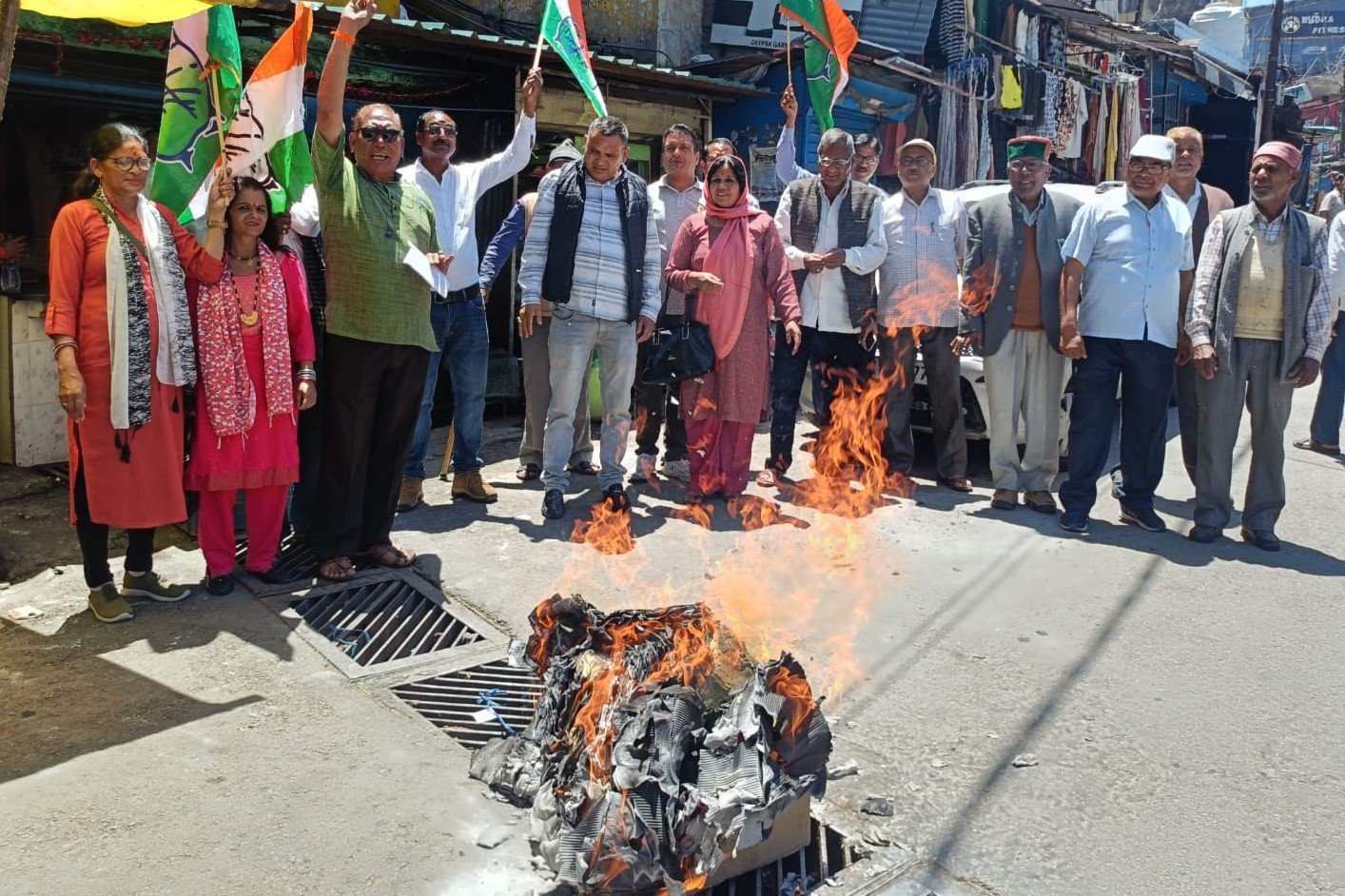 पेट्रोल-डीजल कीमतों में बढ़ोतरी के खिलाफ कांग्रेस का हल्लाबोल