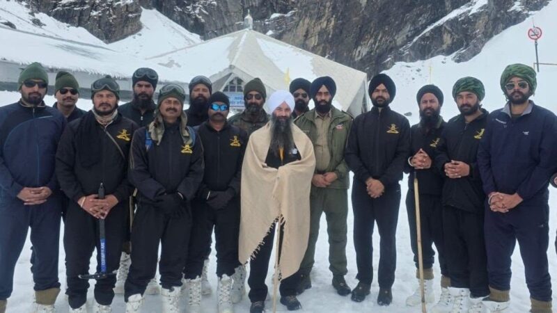 बर्फबारी के बीच युद्धस्तर पर जारी हेमकुंड साहिब यात्रा की तैयारियां