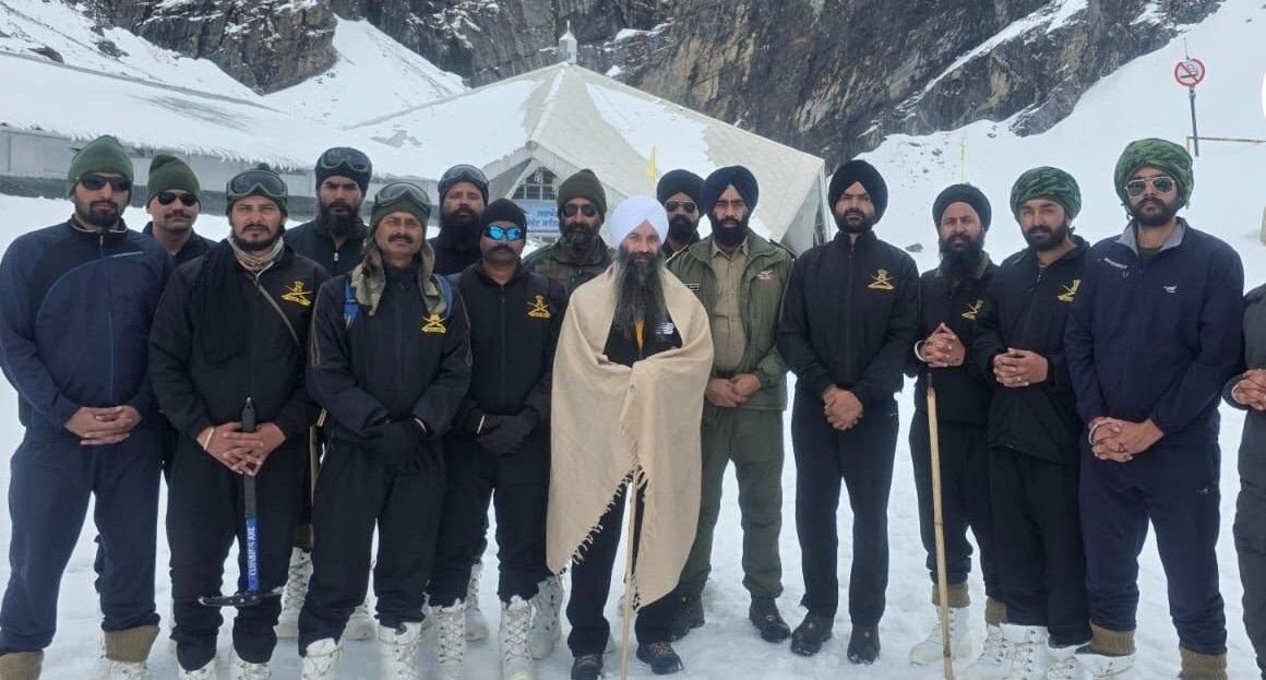 बर्फबारी के बीच युद्धस्तर पर जारी हेमकुंड साहिब यात्रा की तैयारियां