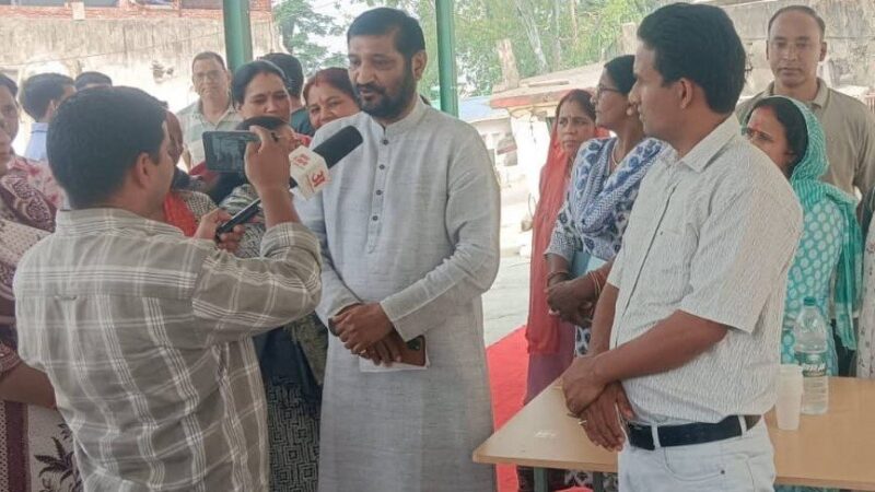 विधायक के आश्वासन के बाद आपदा प्रभावितों का आंदोलन स्थगित