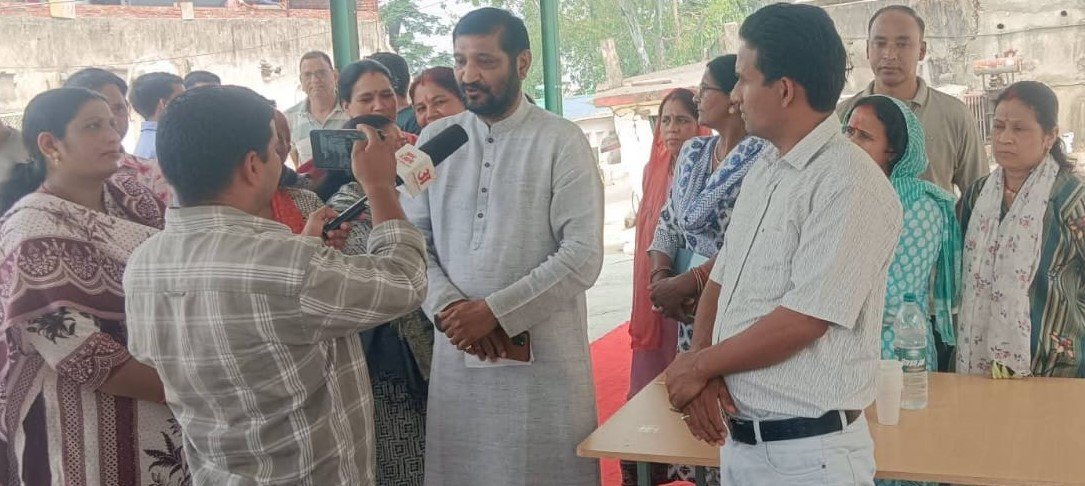 विधायक के आश्वासन के बाद आपदा प्रभावितों का आंदोलन स्थगित
