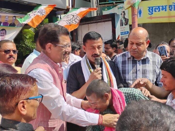 घंटाघर में श्रमिक सम्मान कार्यक्रम, महिला श्रमिकों को सूट और पुरुषों को गमछा भेंट