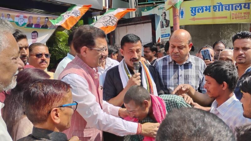 घंटाघर में श्रमिक सम्मान कार्यक्रम, महिला श्रमिकों को सूट और पुरुषों को गमछा भेंट