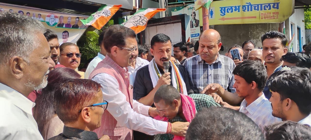 घंटाघर में श्रमिक सम्मान कार्यक्रम, महिला श्रमिकों को सूट और पुरुषों को गमछा भेंट