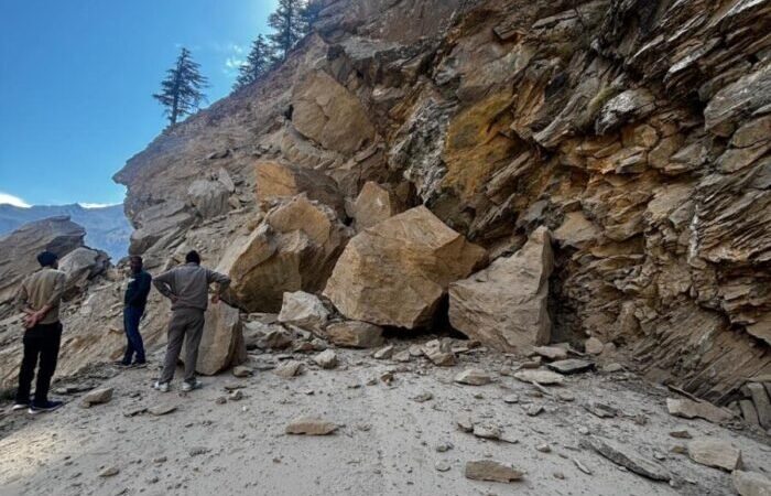 चीन सीमा को जोड़ने वाले हाईवे पर भारी भूस्खलन