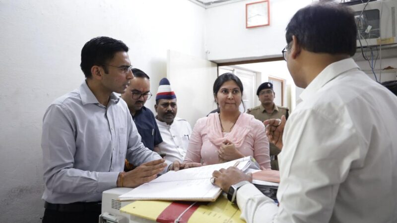 विकासनगर सब-रजिस्ट्रार कार्यालय पर डीएम सविन बंसल की छापेमारी, भारी अनियमितताएं उजागर, मूल विलेख जब्त, प्रतिबंधित भूमि की रजिस्ट्री और स्टांप शुल्क चोरी के 47 मामले चिन्हित