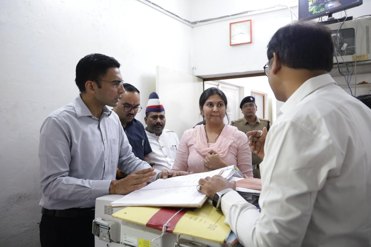 विकासनगर सब-रजिस्ट्रार कार्यालय पर डीएम सविन बंसल की छापेमारी, भारी अनियमितताएं उजागर, मूल विलेख जब्त, प्रतिबंधित भूमि की रजिस्ट्री और स्टांप शुल्क चोरी के 47 मामले चिन्हित