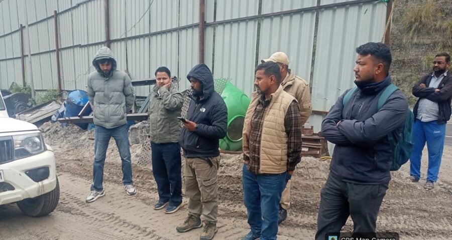 अलकनंदा किनारे निर्माण कार्य में अनियमितता, मोबाइल स्टोन क्रशर सील