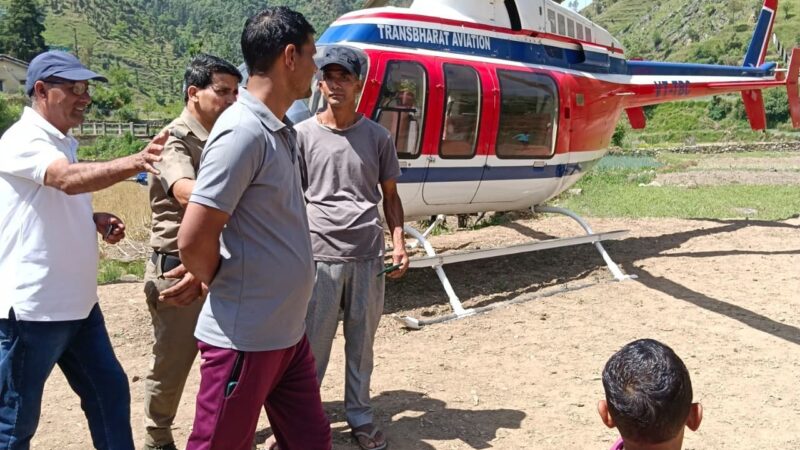 बद्रीनाथ से लौट रहे हेलीकॉप्टर की टिहरी में इमरजेंसी लैंडिंग, महिला पायलट की सूझबूझ से टला बड़ा हादसा