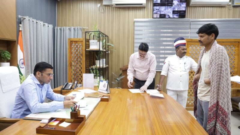 जरूरतमंद परिवार के जीवन में आशा की नई किरण लाया जिला प्रशासन, डीएम सविन बंसल ने दुर्घटना में दोनों हाथ गंवा चुके मनीष को रायफल क्लब फंड से 50 हजार रुपये की आर्थिक सहायता