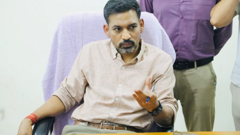 पदभार संभालते ही एक्शन में दिखे डीएम डॉ. आशीष चौहान, जन समस्याओं के त्वरित समाधान पर जोर