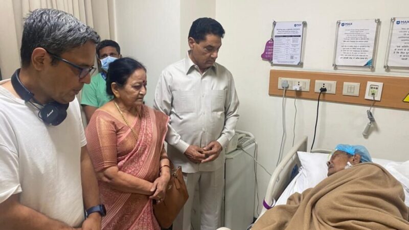 पूर्व मुख्यमंत्री मेजर जनरल भुवन चंद खंडूरी का हालचाल जानने पहुंचे पूर्व कैबिनेट मंत्री सुरेंद्र सिंह नेगी व पूर्व मेयर हेमलता नेगी