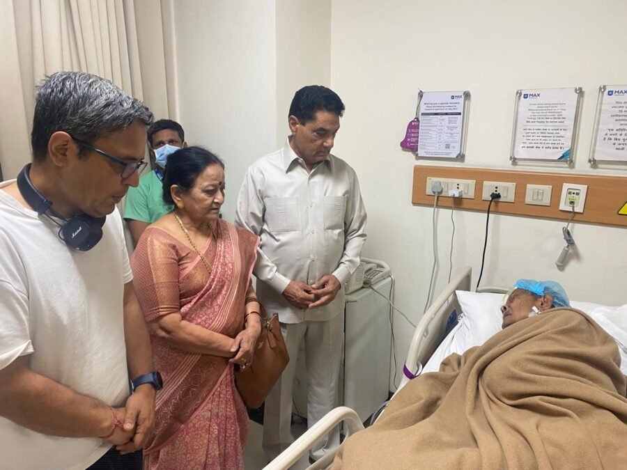 पूर्व मुख्यमंत्री मेजर जनरल भुवन चंद खंडूरी का हालचाल जानने पहुंचे पूर्व कैबिनेट मंत्री सुरेंद्र सिंह नेगी व पूर्व मेयर हेमलता नेगी