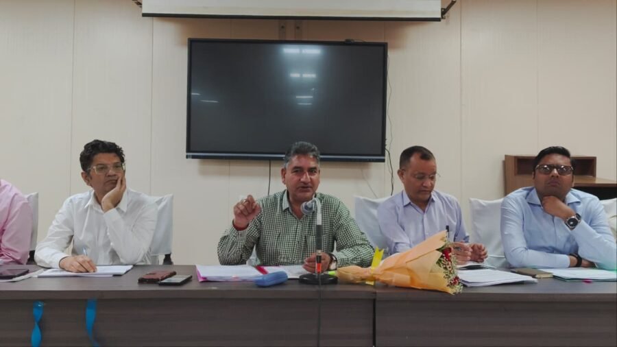 पंतनगर बैठक में सचिव दीपक कुमार के सख्त निर्देश, गांवों में रात गुजारेंगे अफसर!