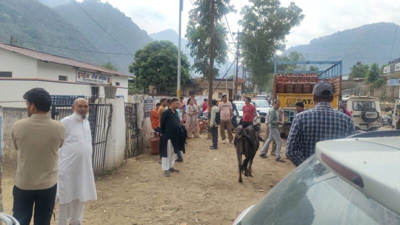 कर्णप्रयाग में गैस सिलिंडर का संकट, उपभोक्ता लौटे खाली हाथ