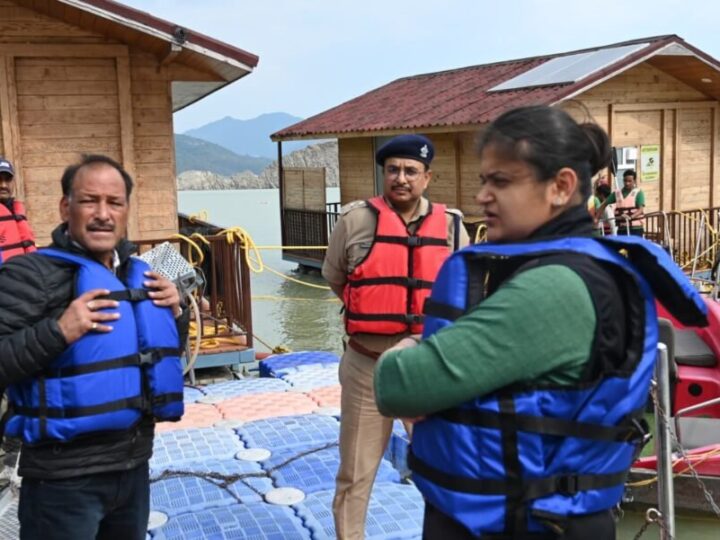 प्रभारी डीएम वरुणा अग्रवाल ने टिहरी झील में क्षतिग्रस्त फ्लोटिंग हट्स का निरीक्षण कर लिया जायजा, दिए निर्देश