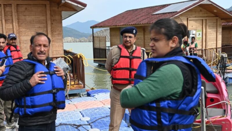 प्रभारी डीएम वरुणा अग्रवाल ने टिहरी झील में क्षतिग्रस्त फ्लोटिंग हट्स का निरीक्षण कर लिया जायजा, दिए निर्देश