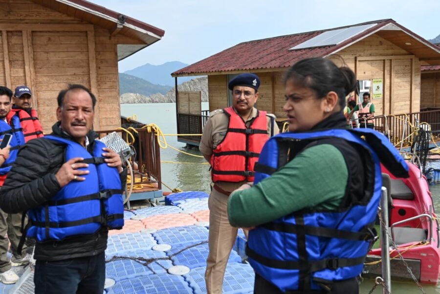 प्रभारी डीएम वरुणा अग्रवाल ने टिहरी झील में क्षतिग्रस्त फ्लोटिंग हट्स का निरीक्षण कर लिया जायजा, दिए निर्देश