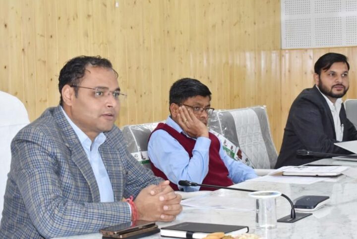 डीएम गौरव कुमार की अध्यक्षता में नाबार्ड आरआईडीएफ परियोजनाओं की समीक्षा बैठक आयोजित, धीमी परियोजनाओं में तेजी लाने और जनहित कार्यों को प्राथमिकता देने के निर्देश
