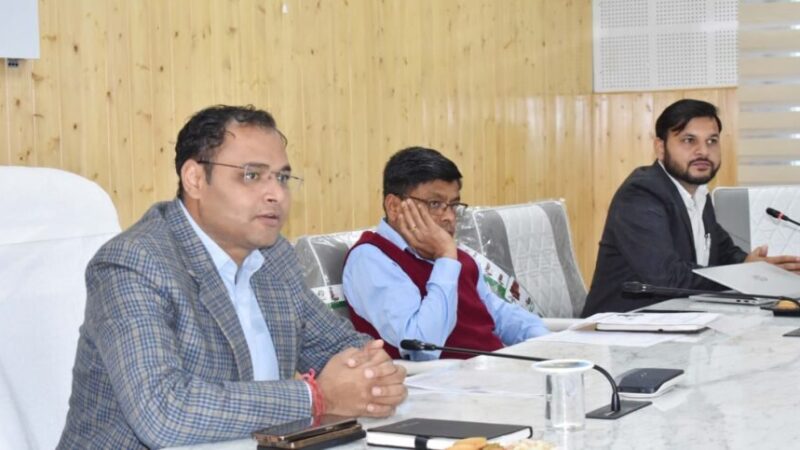 डीएम गौरव कुमार की अध्यक्षता में नाबार्ड आरआईडीएफ परियोजनाओं की समीक्षा बैठक आयोजित, धीमी परियोजनाओं में तेजी लाने और जनहित कार्यों को प्राथमिकता देने के निर्देश