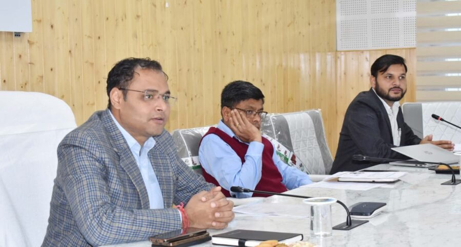 डीएम गौरव कुमार की अध्यक्षता में नाबार्ड आरआईडीएफ परियोजनाओं की समीक्षा बैठक आयोजित, धीमी परियोजनाओं में तेजी लाने और जनहित कार्यों को प्राथमिकता देने के निर्देश